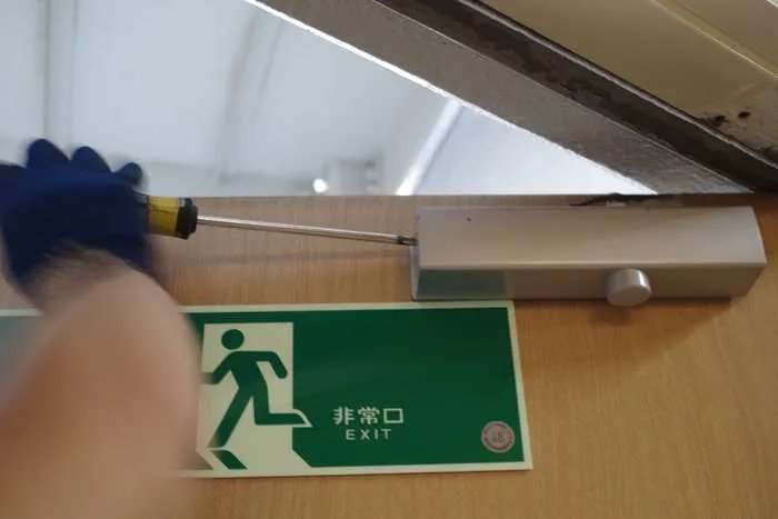 如何自己动手安装闭门器？