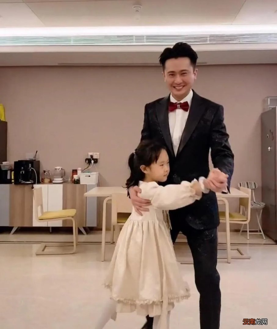 杨帆老婆一家三口的个人照片 杨帆妻子简历简介