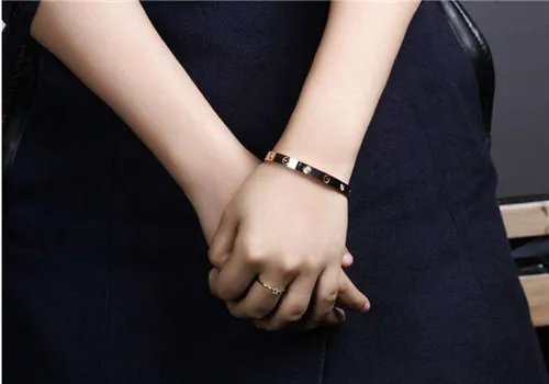 卡地亚情侣手镯款式及价格 如何辨别卡地亚手镯真假