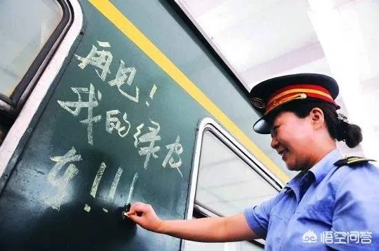 火车卧铺上一男一女打扑克