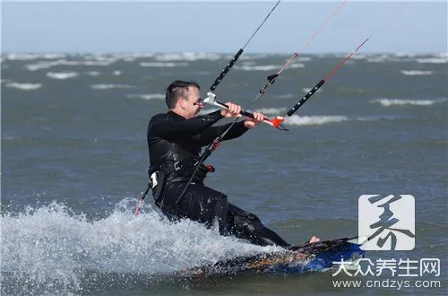 溺水自救方法有那些