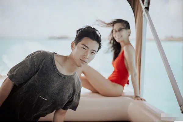 窦骁在微博晒出甜蜜照片，他是如何保持爱情新鲜感的？