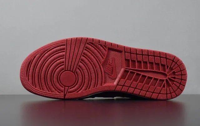 为什么樱木花道的第一双球鞋是AJ6，而后面又回到AJ1？