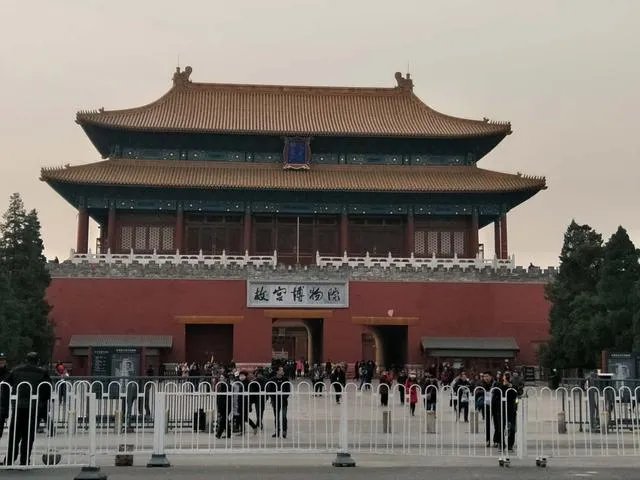 北京大风，故宫午门部分墙皮被风吹脱落，你怎么看？