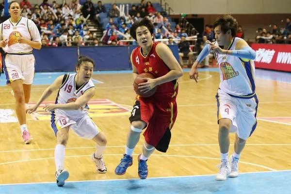 女生打篮球技巧