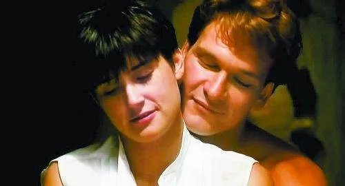 电影《人鬼情未了》的主题曲叫什么名字？