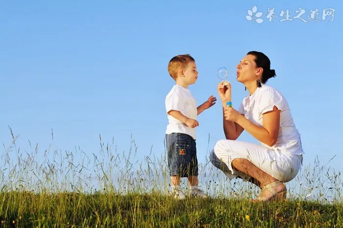 滑板怎么踩起来