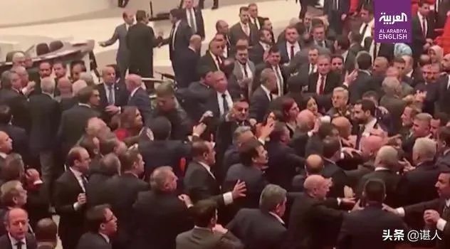 土耳其议会爆发激烈冲突，数十名议员参与“混战”，你们怎么看？