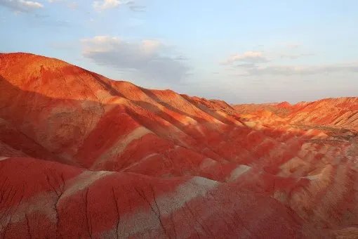 采菊东篱下 悠然见南山的全诗如何赏析？