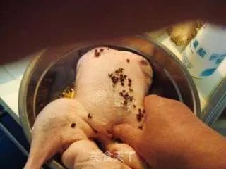 传统古法制作“樟茶鸭”