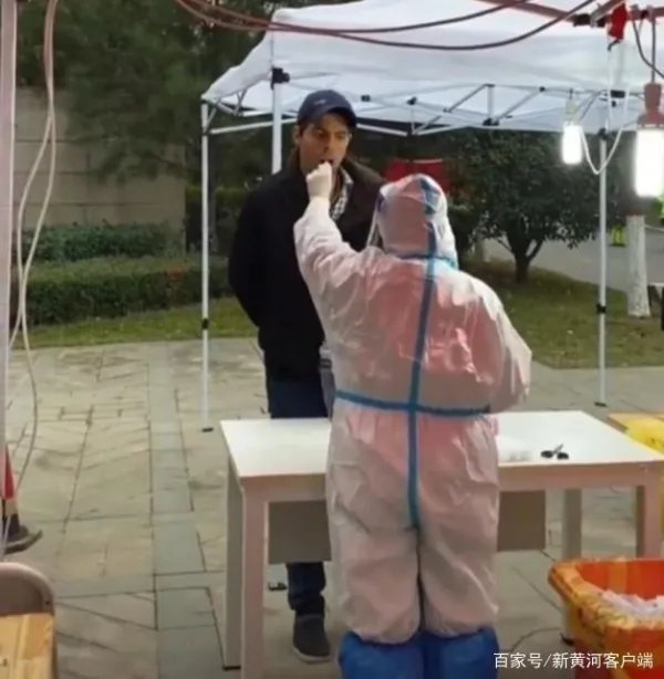 西安一外籍男子当众辱骂防疫人员，如何看待他的这种行为？