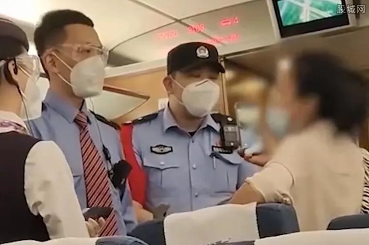 女子高铁霸三座骂乘务员神经病 来看具体详情