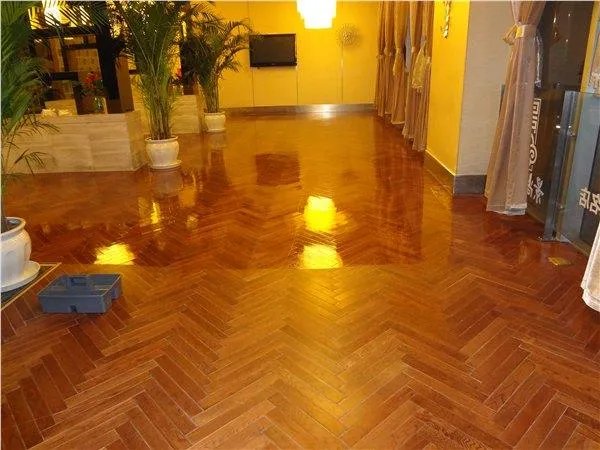 木地板打蜡怎么打