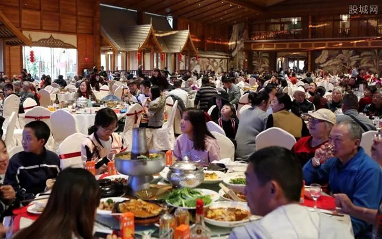 徽州宴暂停接待散客 因老板娘遛狗事件后造成多少损失