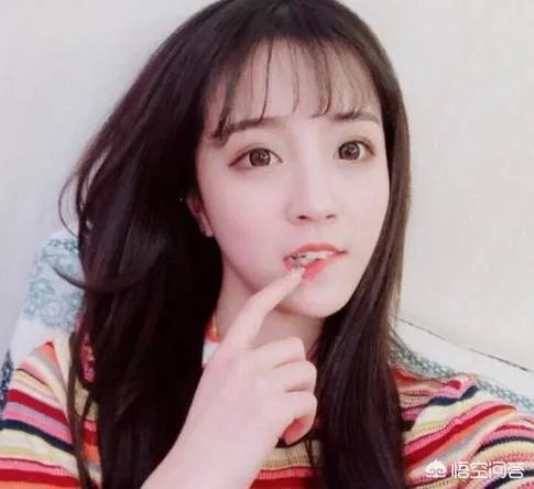 Uzi给虎牙新主播莉哥刷了20个藏宝图，价值十万元，引网友热议，你怎么看？