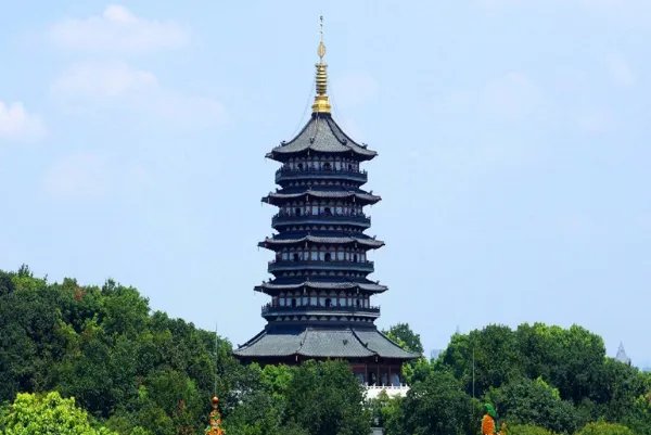 映日荷花别样红的前一句是什么？