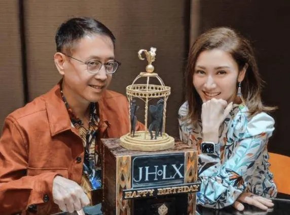 李嘉欣晒夫妻合影庆老公生日，李嘉欣的状态怎么样？