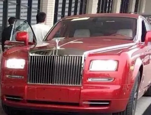 曝王思聪红色豪车图片  副驾驶绣“SICONG