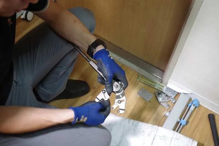 如何自己动手安装闭门器？