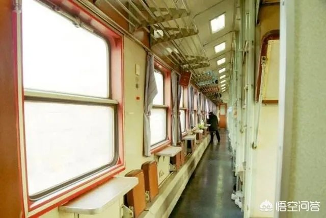 火车卧铺上一男一女打扑克