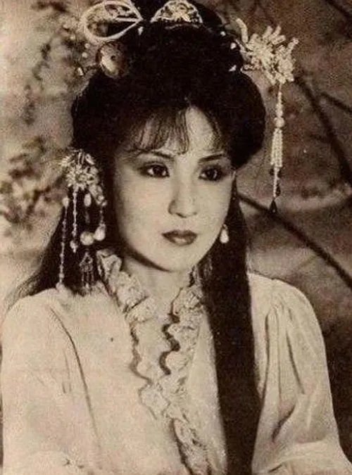 西门大妈杨钧钧年轻时美照好像换了张脸 杨钧钧真实年龄到底多大