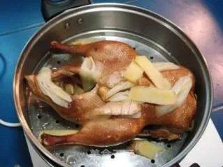 传统古法制作“樟茶鸭”