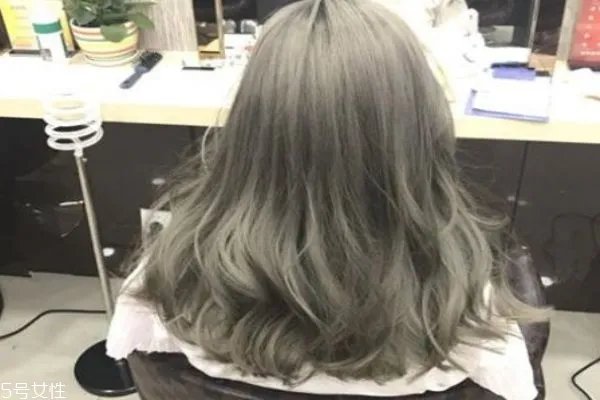 什么是青木亚麻灰发色 闷青灰和青木亚麻灰是一个色吗