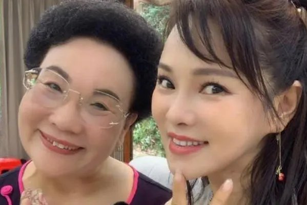 伊能静秦昊现身机场撒狗粮，谁能看出来她已经52岁