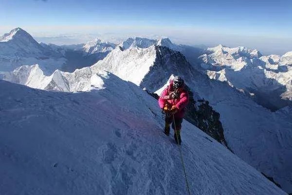 珠穆朗玛峰属于哪个国家