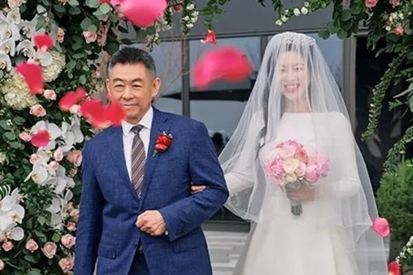 “将门名女”朱珠低调结婚，背后有何大瓜？