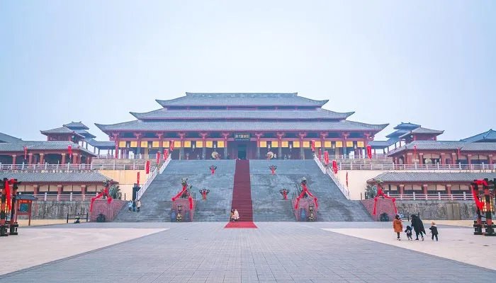 中国第一个皇帝是谁 中国的第一个皇帝叫什么名