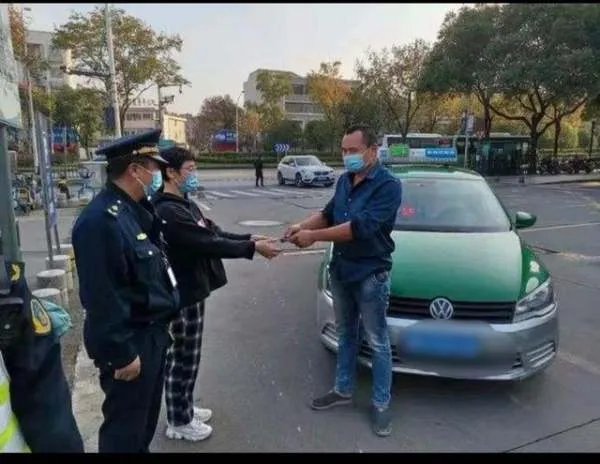 广州一女乘客打车遗落万元新手机，的哥归还，这种拾金不昧的精神还多吗？