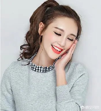 女生发际线高，而且不留刘海，也不能披头、烫头，要扎什么发型比较合适？