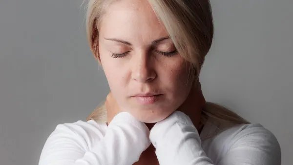 喉咙肿痛能吃什么药