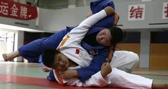 16年被摔284万次讲了一个什么样的故事？