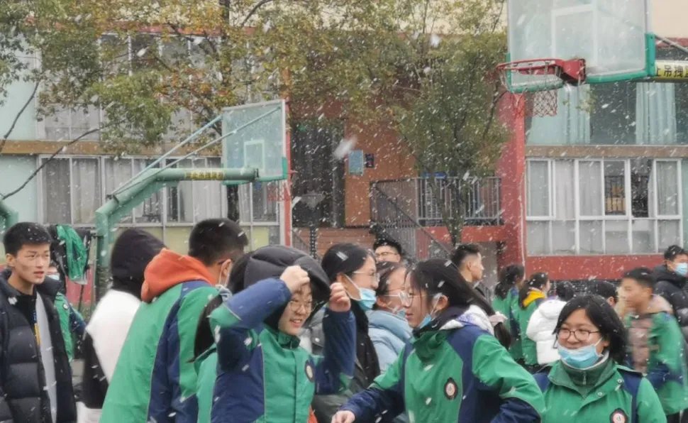 2021年成都第一场雪来了，南方人看到雪花的第一反应是什么？