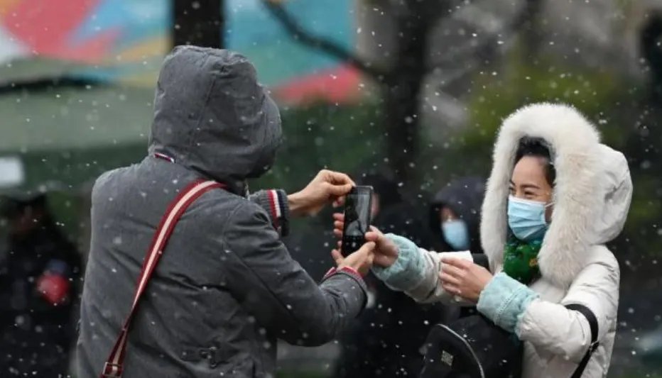 2021年成都第一场雪来了，南方人看到雪花的第一反应是什么？