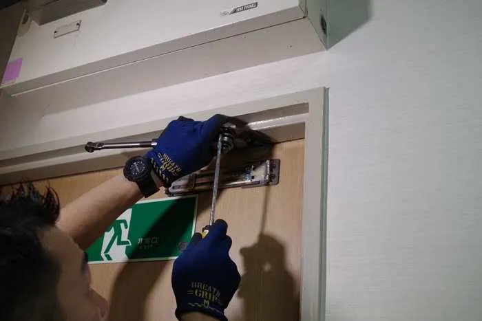 如何自己动手安装闭门器？