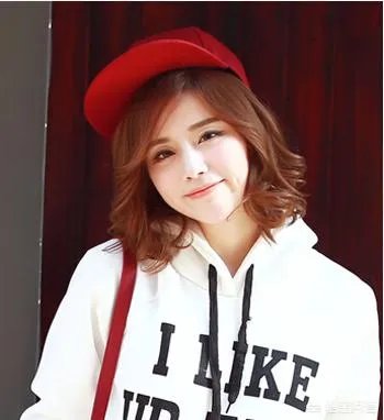 女生发际线高，而且不留刘海，也不能披头、烫头，要扎什么发型比较合适？