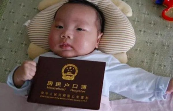 爸爸给儿子取名因谐音五十亿走红，为何妈妈的名字会成为最大的亮点？