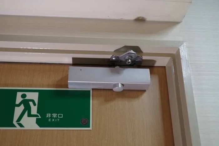 如何自己动手安装闭门器？