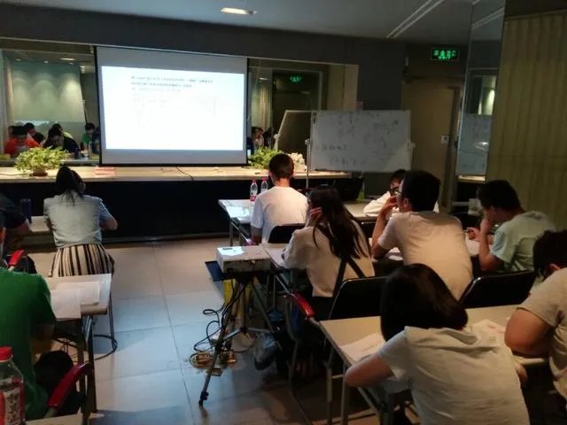 井盖为什么是圆的？