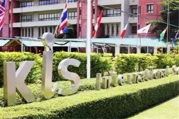 河北大学生坐窗台大喊学校配不上我，这个学校怎么了？