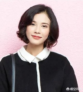 女生发际线高，而且不留刘海，也不能披头、烫头，要扎什么发型比较合适？