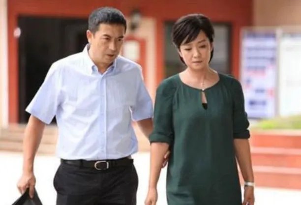 王海燕晒与张嘉译亲密合照秀恩爱，他们会有离婚的可能吗？