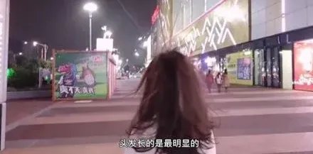 商场回应路人经过时头发直立，回应的详细内容是什么？