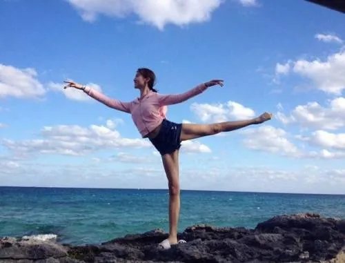 金晨请求网友删除掉假发片的微博,你对她有何看法?