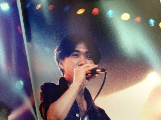 黄家驹一共出了多少首歌曲？