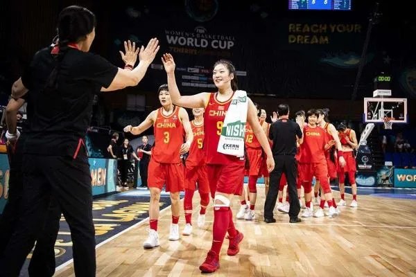 女生打篮球技巧