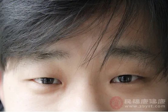 眼皮肿是怎么回事